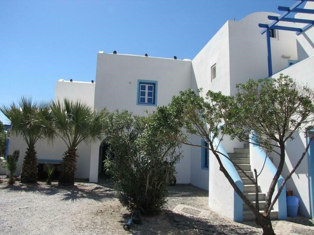 Готель Studios Apartments Perivolos 3*