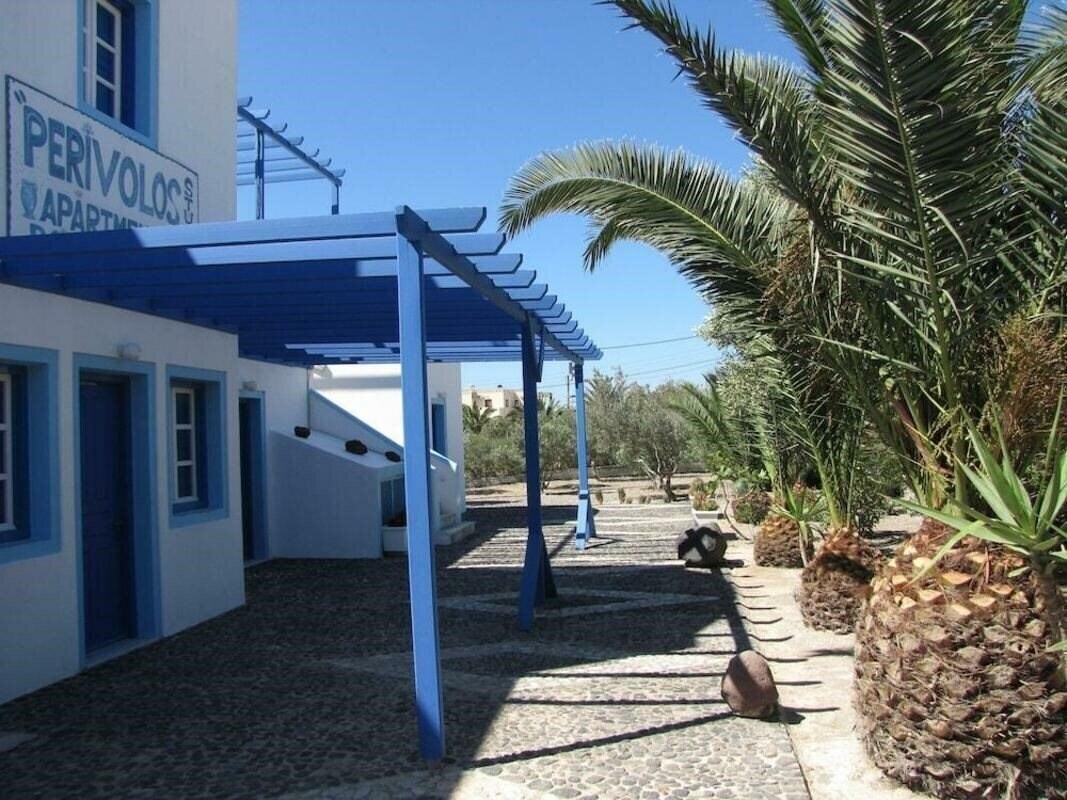 Фотографія Studios Apartments Perivolos 3*
