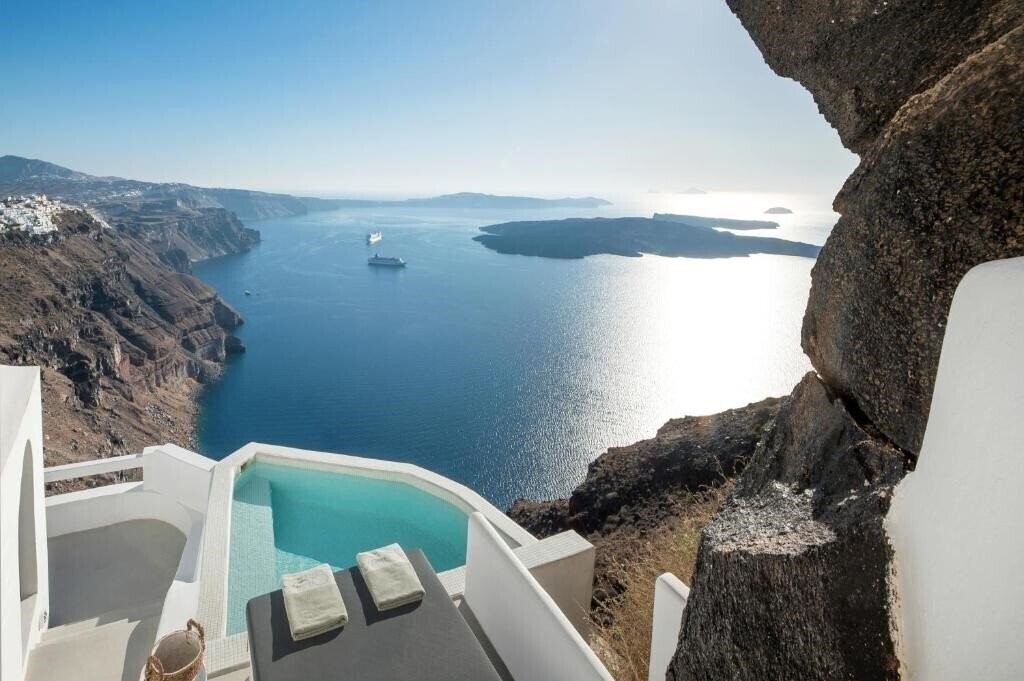 Отель Aqua Luxury Suites Imerovigli 5*