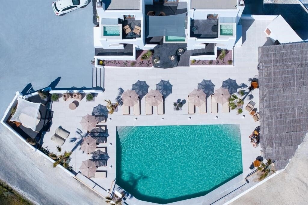 Отель Leon Luxury Suites 4*