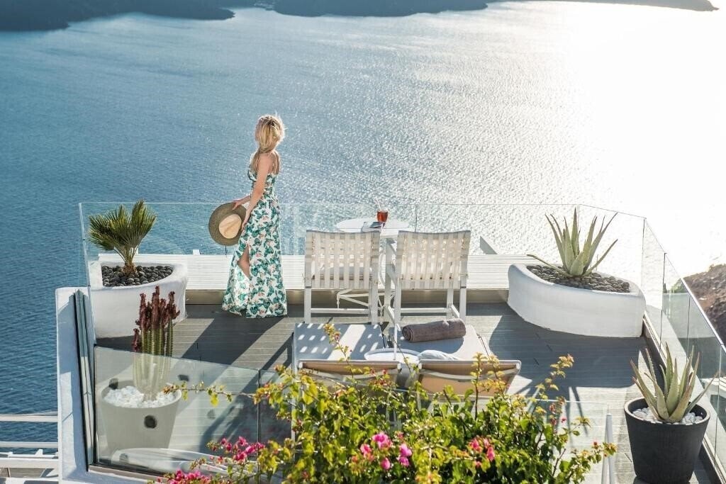 Готель On The Rocks Hotel 4*