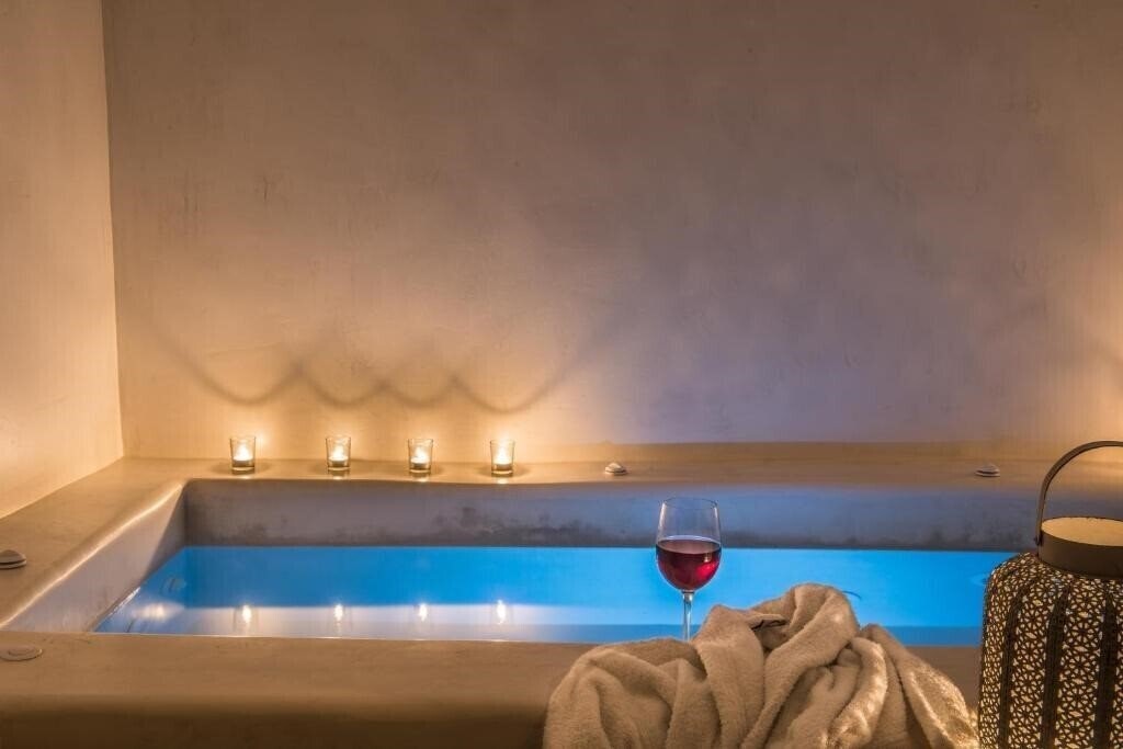 Фотографія On The Rocks Hotel 4*