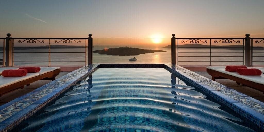 Готель Nefeles Luxury Suites 4*