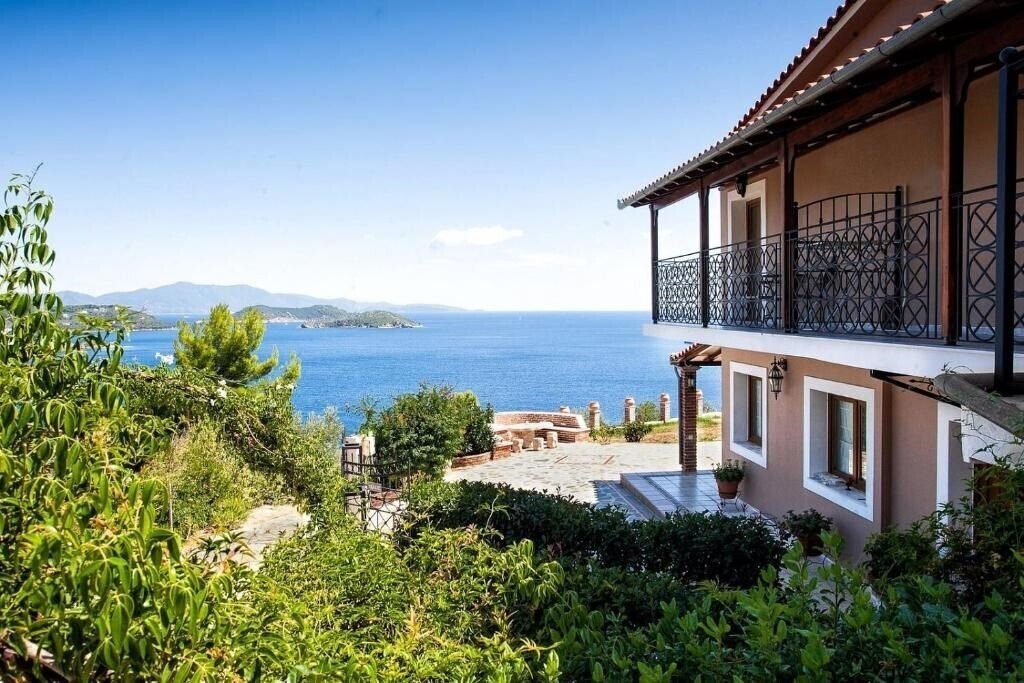Отель Fiorella Apartments 3*