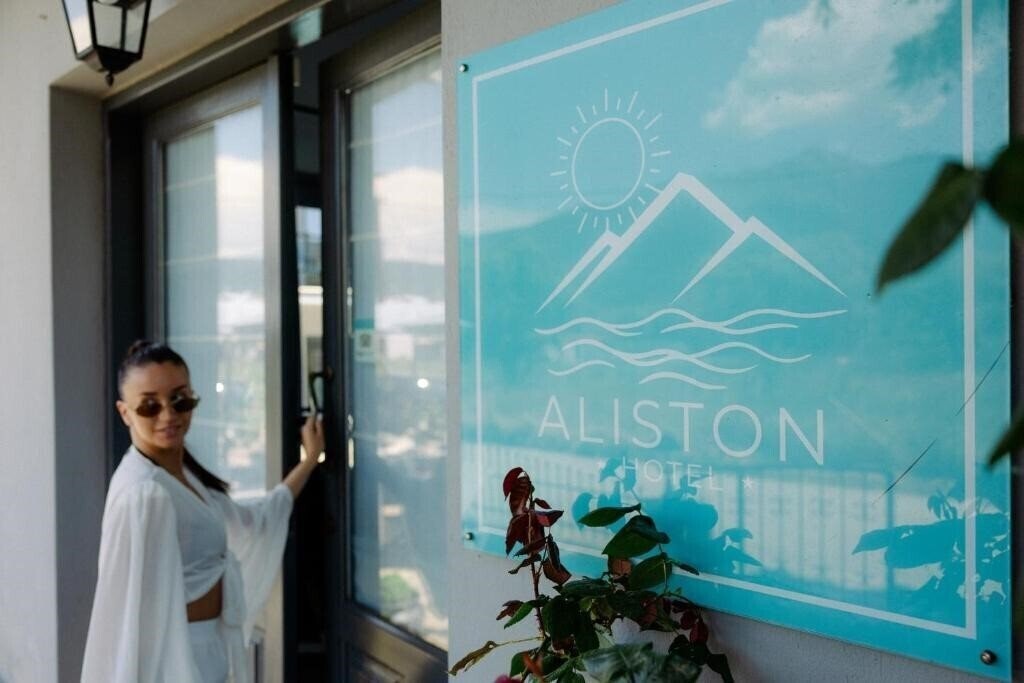 Отель Aliston Hotel Studios 2*