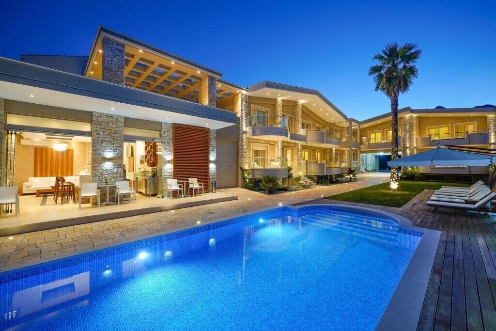 Готель Lobelia Luxury Suites 4*