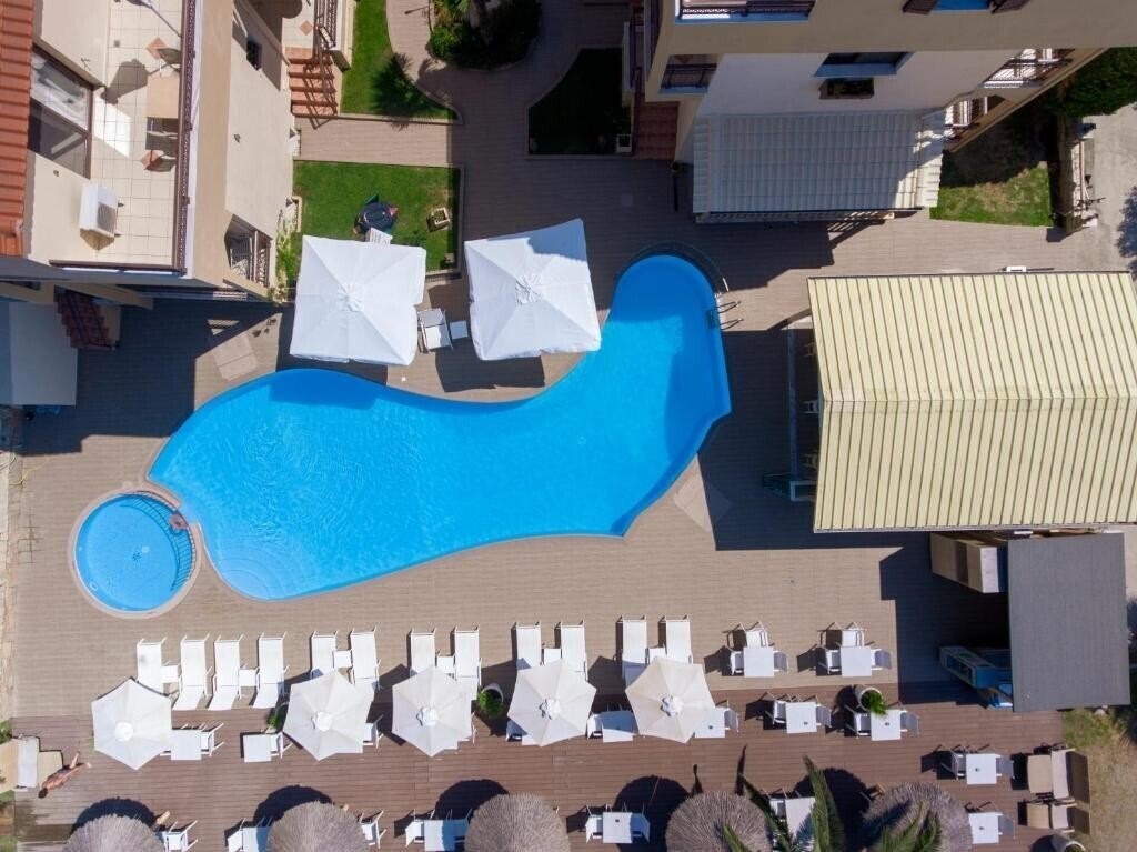 Фотографія Mediterranean Beach Hotel (Skala Rachoni) 3*