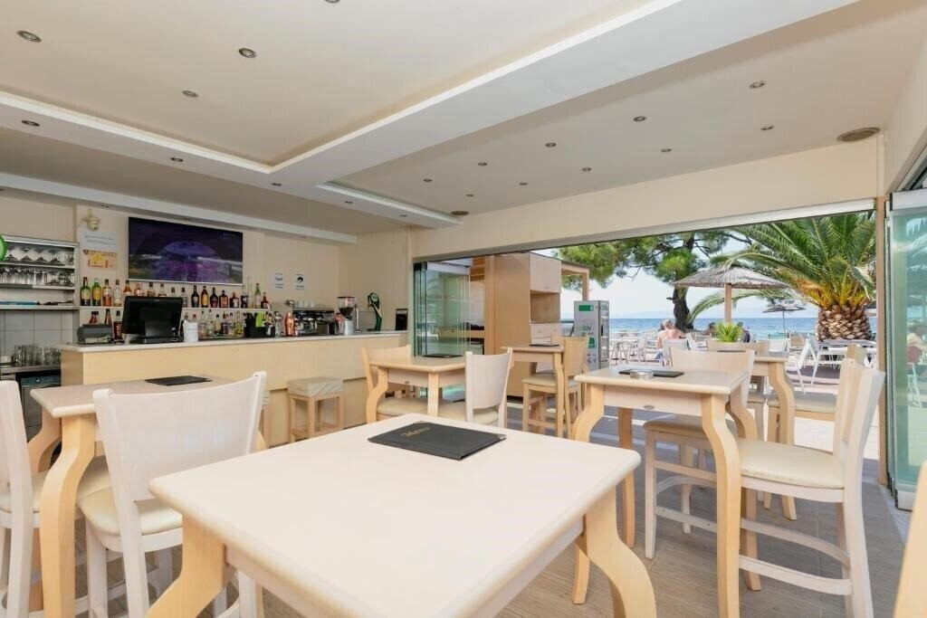 Фотография Mediterranean Beach Hotel (Skala Rachoni) 3*