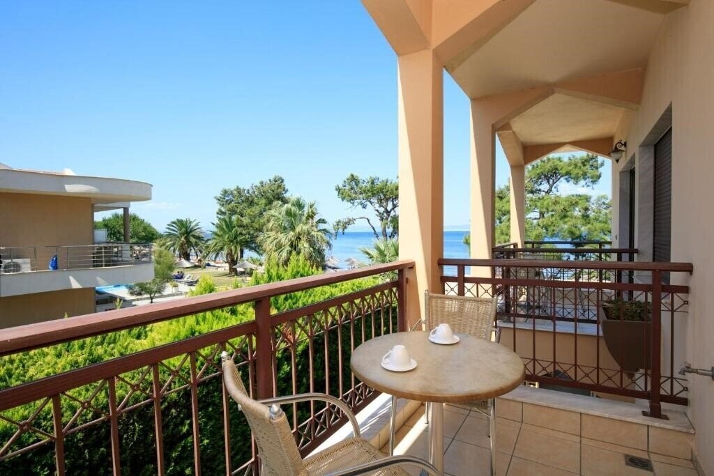 Картинка Mediterranean Beach Hotel (Skala Rachoni) 3*