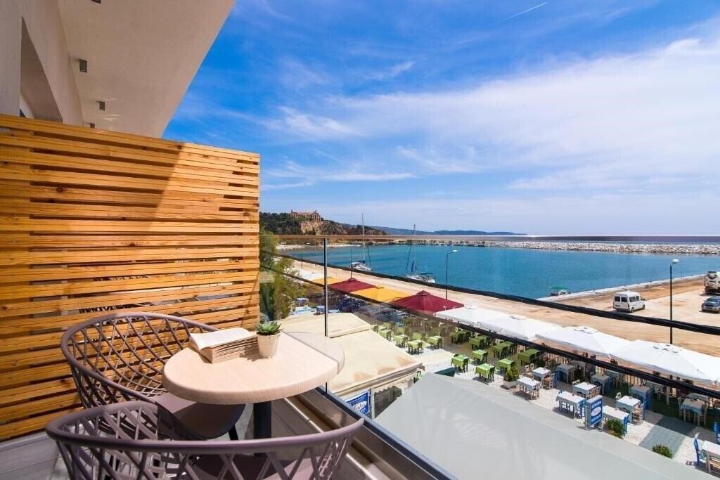Готель Molos Apartments 1*