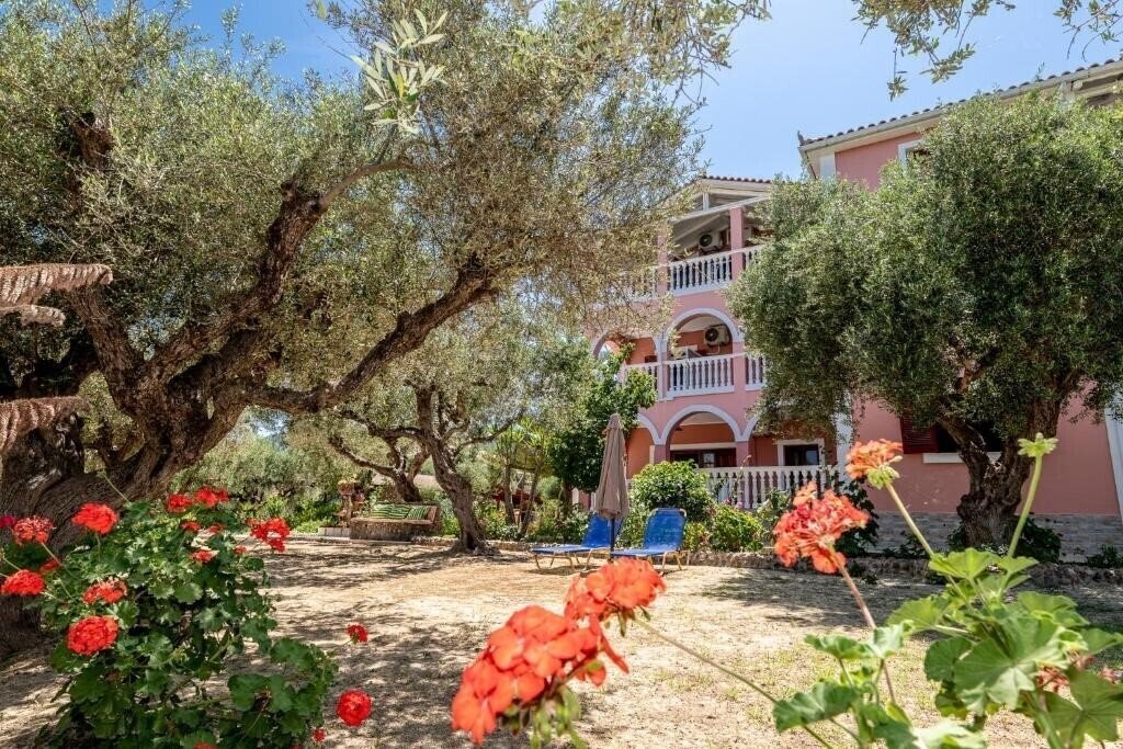 Готель Arazzo Apartments 3*