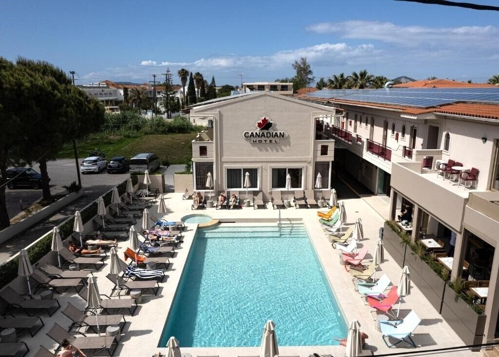 Готель Canadian Hotel 3*