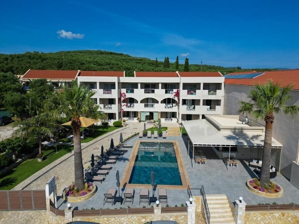 Отель Remezzo Studios & Apartments 3*