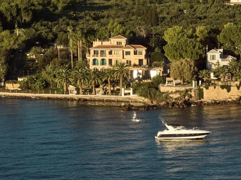 Отель Calypso Suites & Villas 4*