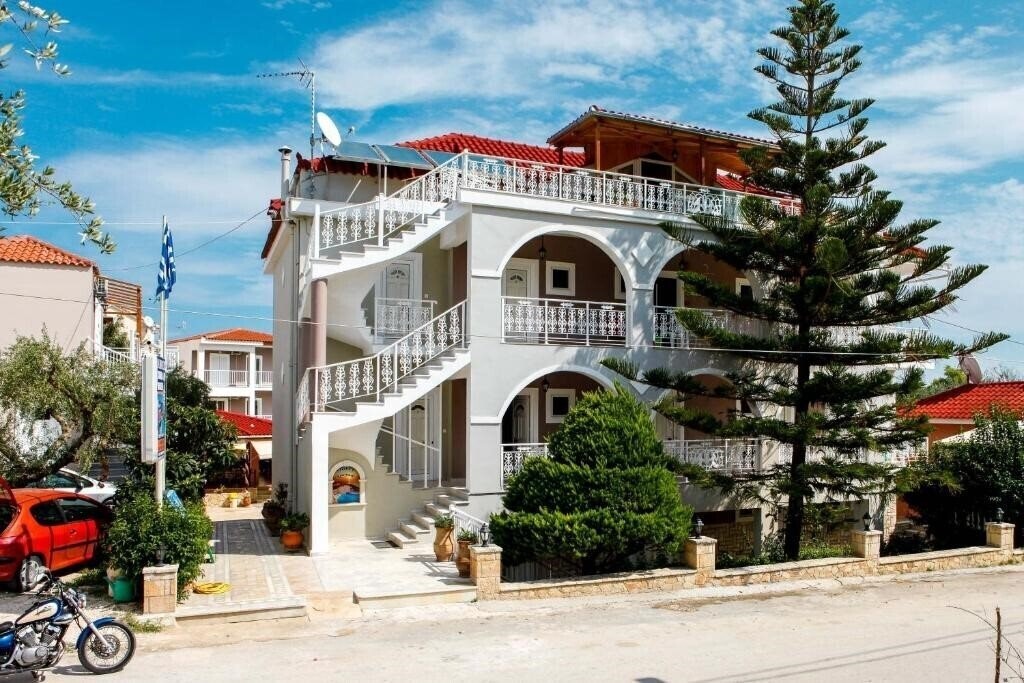 Фото Amoudi Studios Apartments Hotel 3*