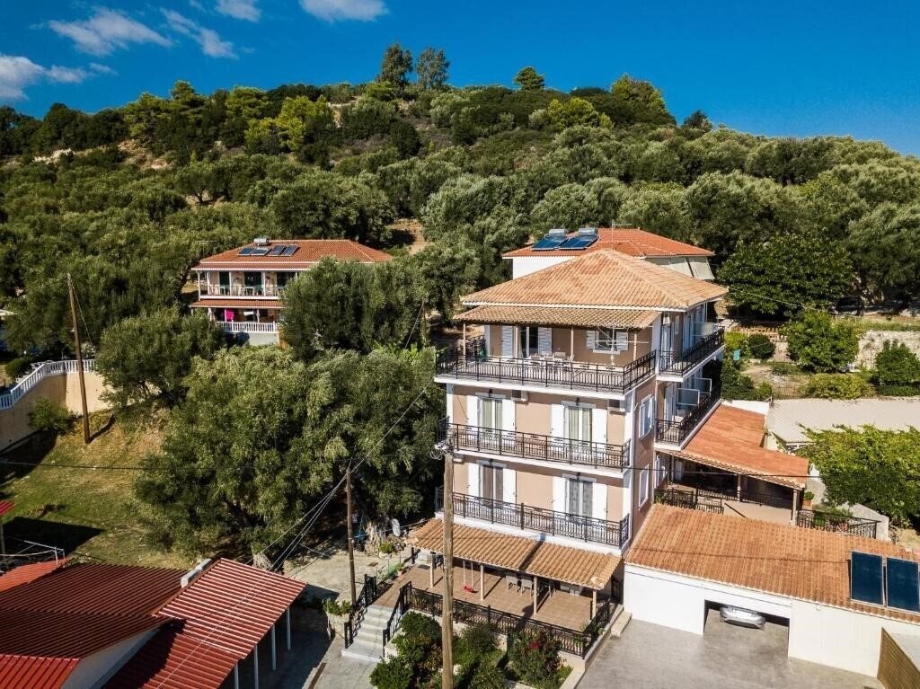 Отель Bratis Apartments 3*