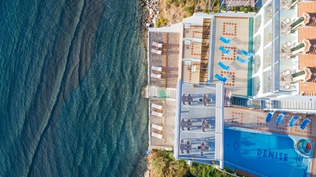 Готель Denise Beach Hotel 4*