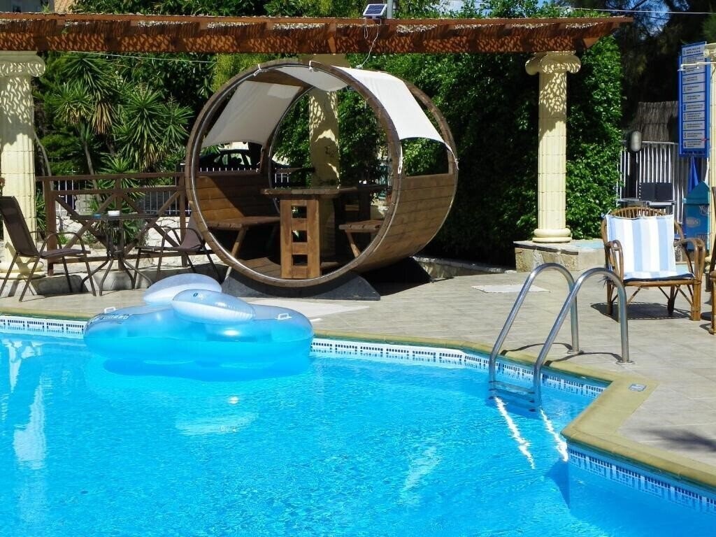 Готель Mirabelle Hotel 3*