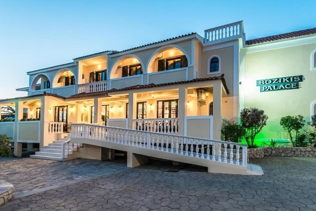 Готель Bozikis Palace 2*