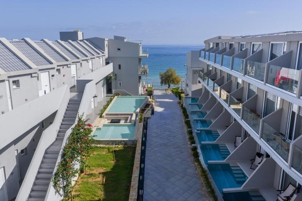 Отель Golden Coast Resort 4*