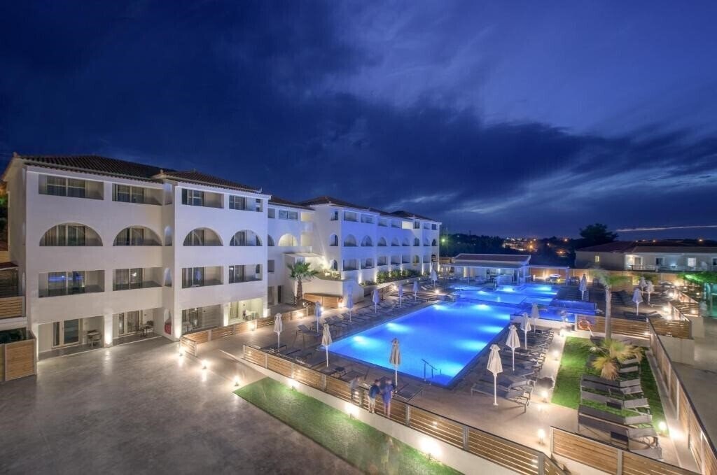 Готель Azure Resort & SPA 5*