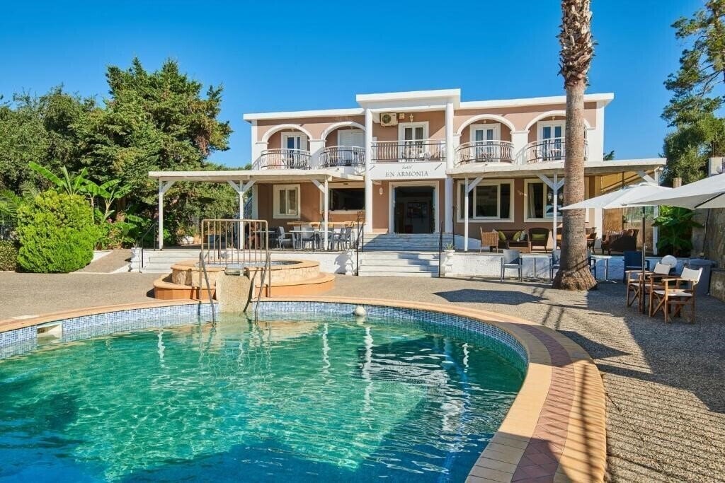 Готель Megara 2*