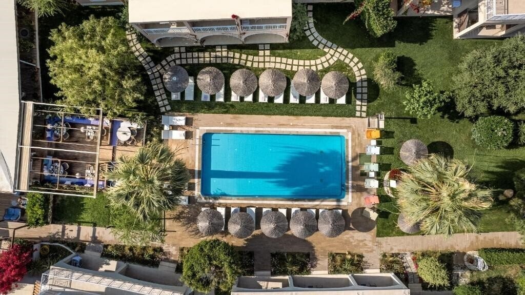 Отель Aeolos Boutique Hotel & Suites 3*