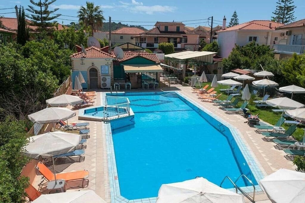 Отель Tom & John Center 4*