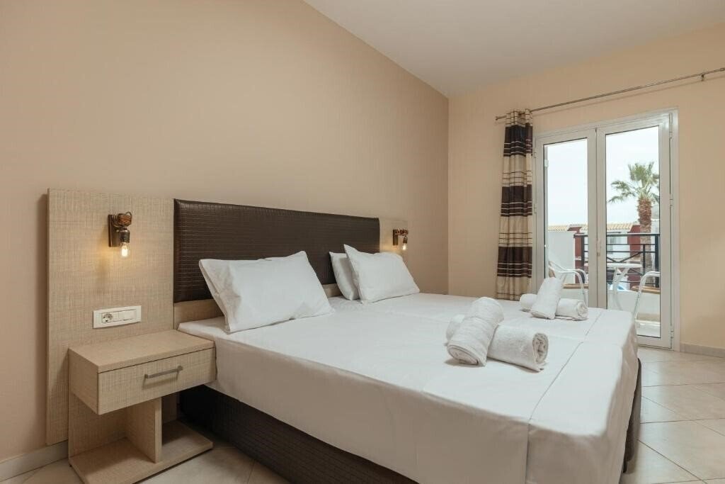 Фото Yakinthos Hotel Laganas 3*