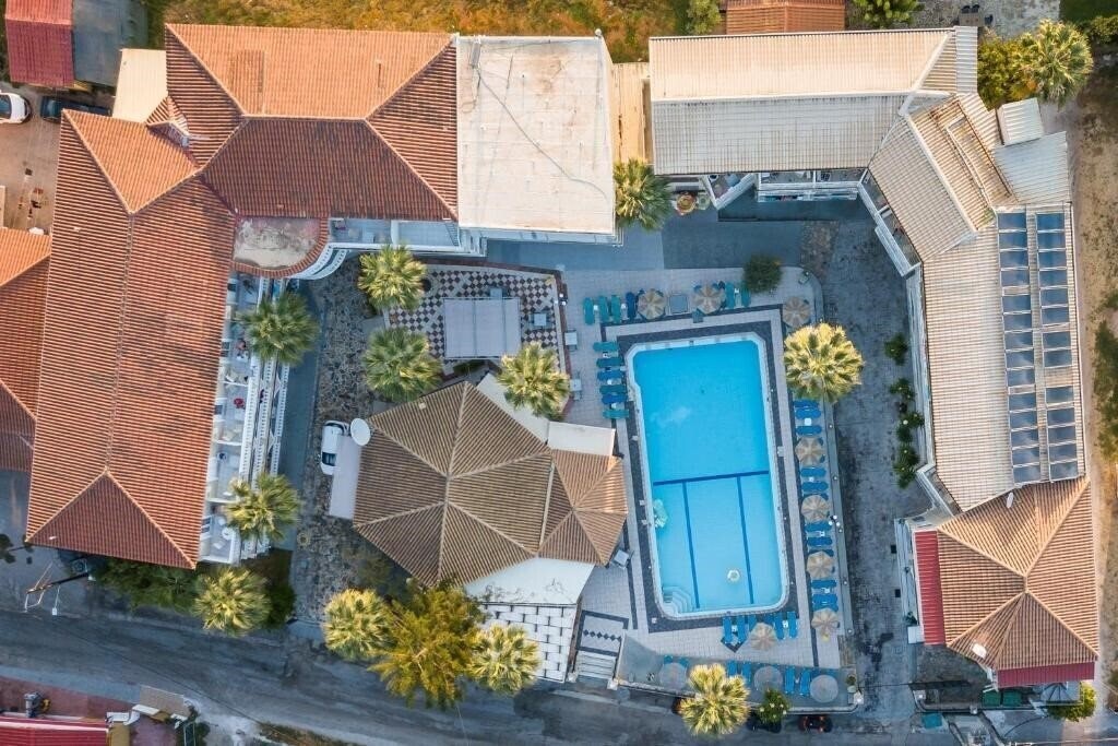 Готель Vivian Hotel 2*