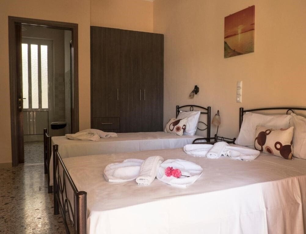 Фото Turtle Beach Studios Hotel & Apartments 3*