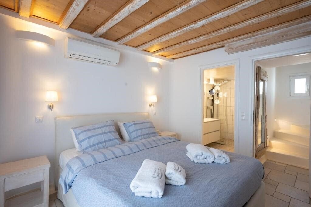 Отель Blue, White & Grey Suites 3*