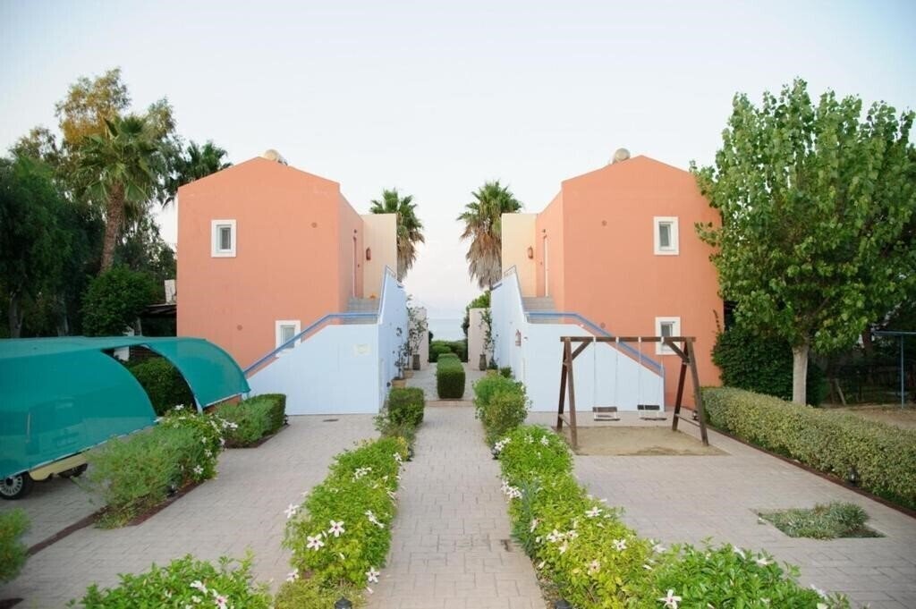 Отель Aithrio Hotel 2*