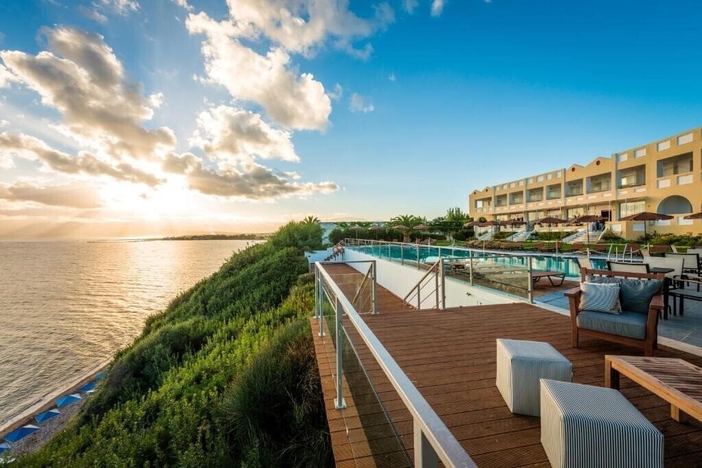 Готель Niforeika Beach 3*