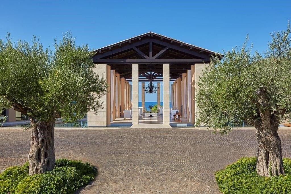Готель The Romanos, a Luxury Collection Resort 5*