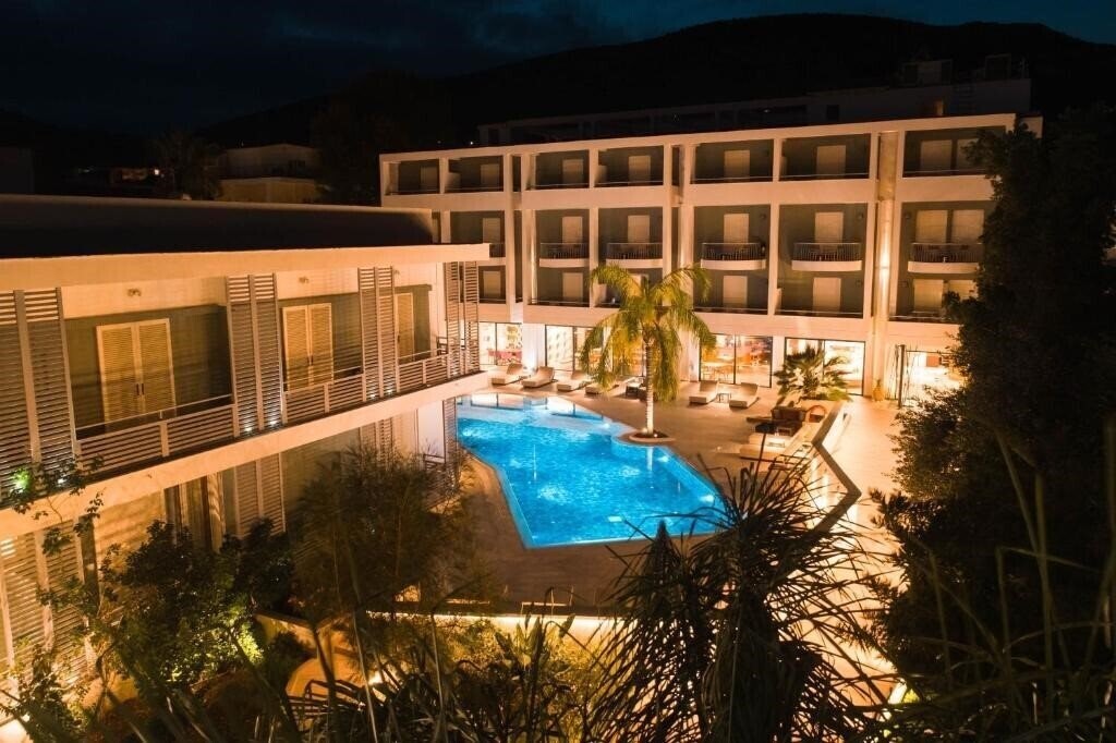 Фотографія Flisvos Royal Hotel & Suites 4*