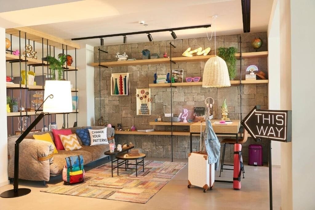 Готель Moxy Patra Marina 3*