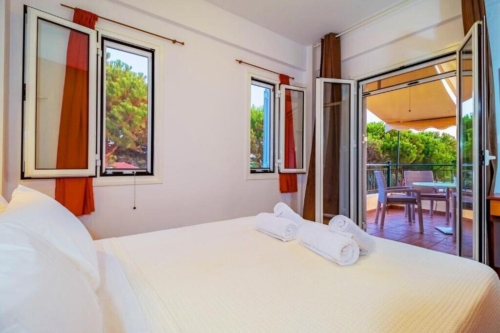 Фото Romanos Beach Villas 4*