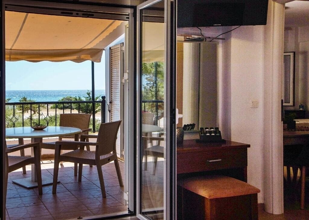 Фотография Romanos Beach Villas 4*