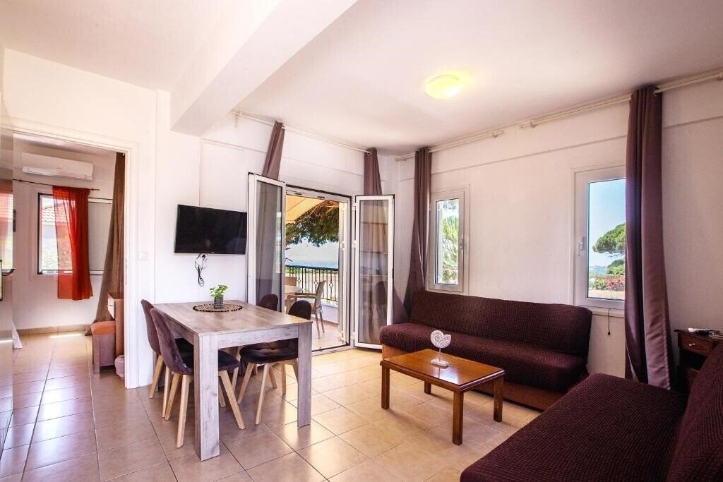 Изображение Romanos Beach Villas 4*