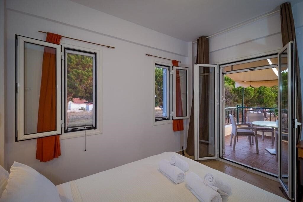 Картинка Romanos Beach Villas 4*