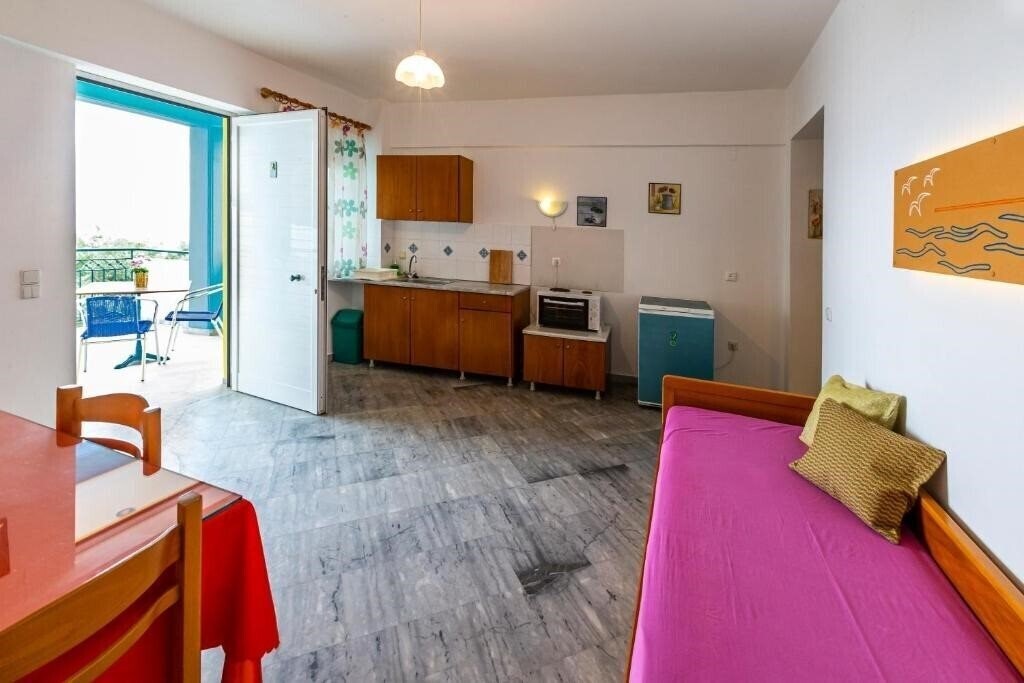 Отель Iris Apartments 2*