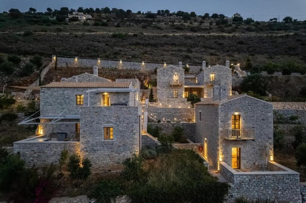 Отель Trapela Limeni Luxury Suites 4*