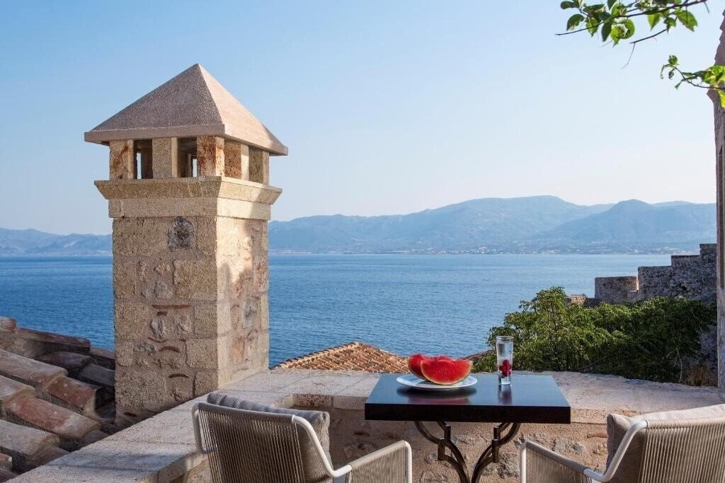 Отель Moni Emvasis Luxury Suites 4*