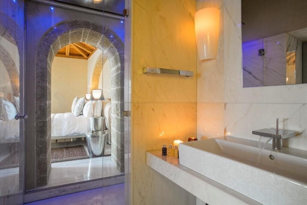 Фотография Moni Emvasis Luxury Suites 4*