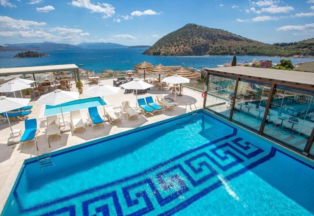 Готель John & George Hotel 3*