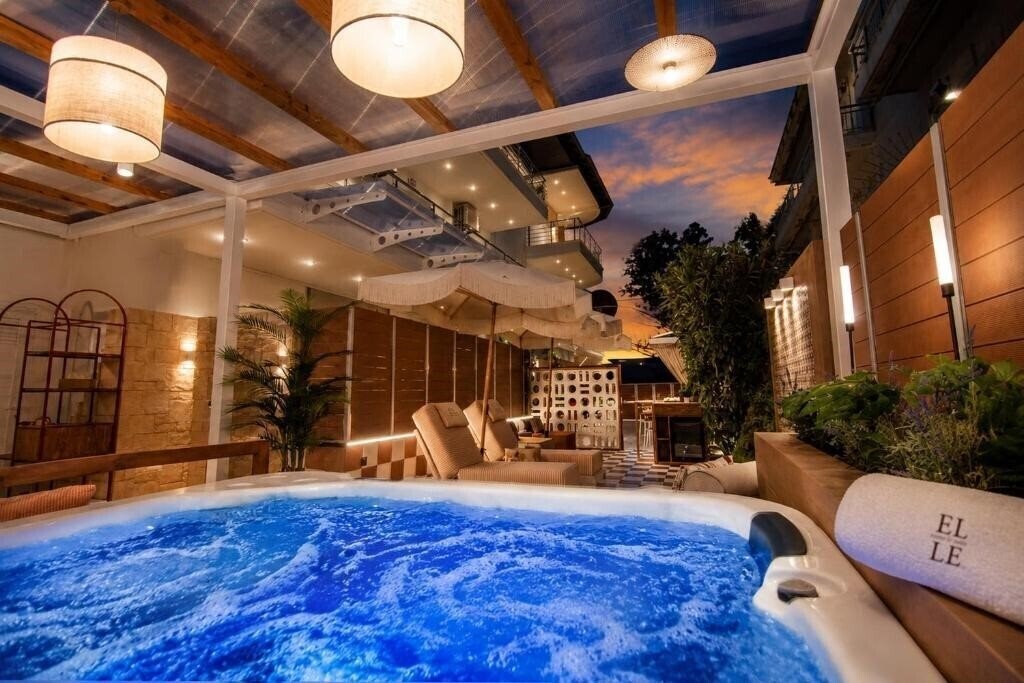 Отель Elle Rooms & Suites 3*