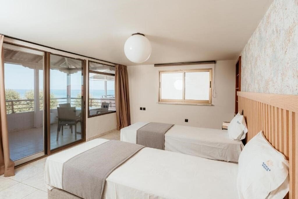 Отель Aqua Beachfront Elegant 3*