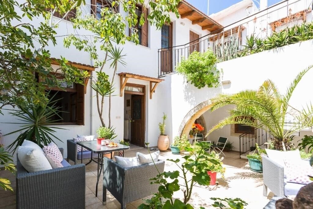 Готель Lilys Apartments 3*