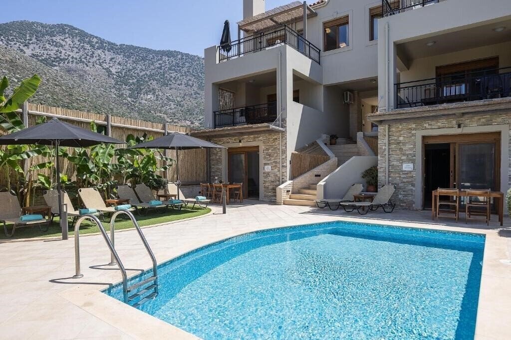 Готель Pantheon Villas & Suites 4*